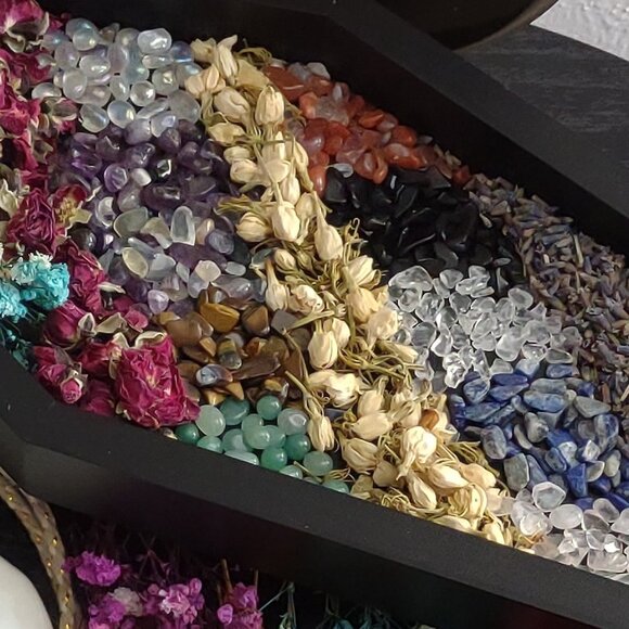 Gold Steampunk Skull Diffuser with a Raven, Gears, Key & Clock Keychain - Picture 8 of 9